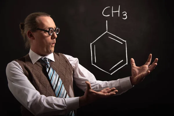 Professor präsentiert handgezeichnete chemische Formel von Toluol — Stockfoto