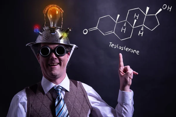 Nerd presenteren hand getekende chemische formule van testosteron — Stockfoto