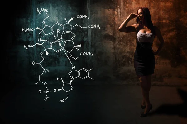 Sexy chica o secretaria o estudiante que presenta fórmula química dibujada a mano de vitamina B12 — Foto de Stock