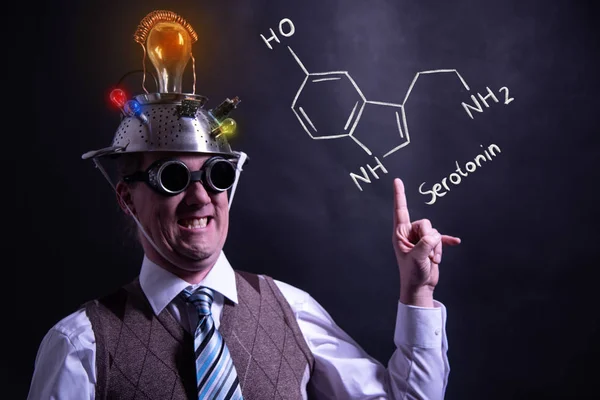 Nerd che presenta formula chimica disegnata a mano di serotonina — Foto Stock
