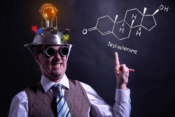 Nerd presentando fórmula química dibujada a mano de testosterona — Foto de Stock