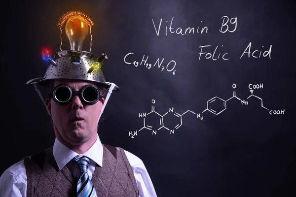 Nerd che presenta formula chimica disegnata a mano di vitamina B9 — Foto Stock