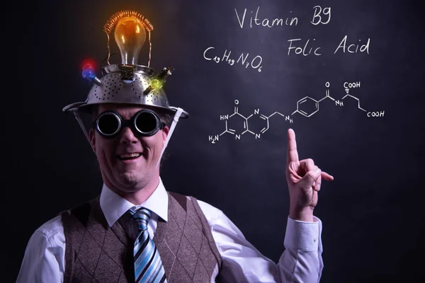 Nerd apresentando fórmula química desenhada à mão de vitamina B9 — Fotografia de Stock