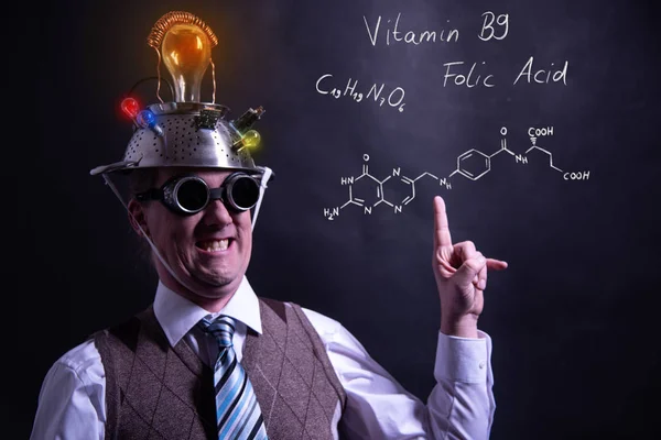 Nerd che presenta formula chimica disegnata a mano di vitamina B9 — Foto Stock