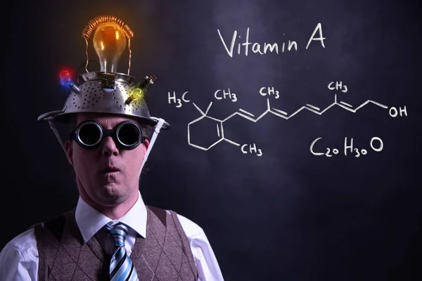 Nerd che presenta formula chimica disegnata a mano di vitamina A — Foto Stock
