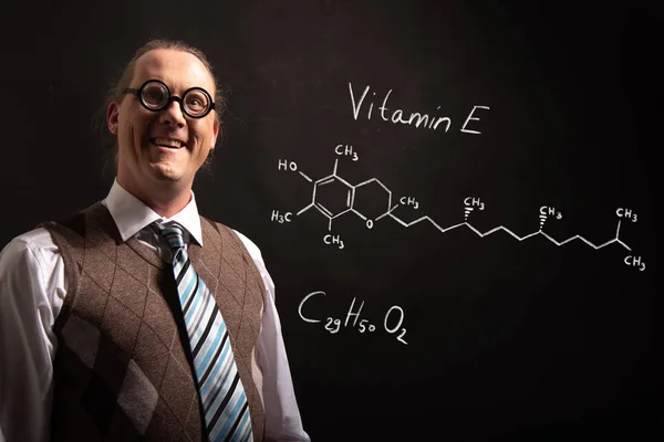 Profesör E vitamini handdrawn kimyasal formülü sunan — Stok fotoğraf