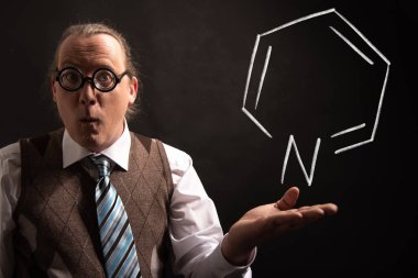Profesör Pyridine el çizilmiş kimyasal formülü sunan
