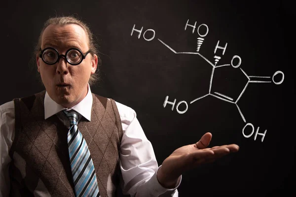 Professor präsentiert handgezeichnete chemische Formel von Vitamin C — Stockfoto