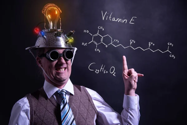 Nerd che presenta formula chimica disegnata a mano di vitamina E — Foto Stock