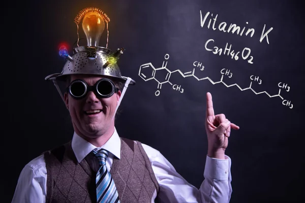 Nerd presenta formula chimica disegnata a mano di vitamina K — Foto Stock