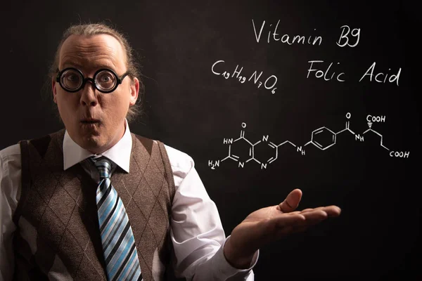 Professore che presenta la formula chimica disegnata a mano della vitamina B9 — Foto Stock