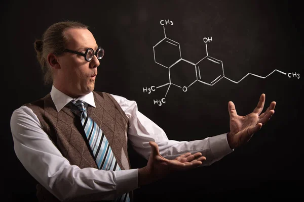 Profesor presentando fórmula química dibujada a mano de THC — Foto de Stock