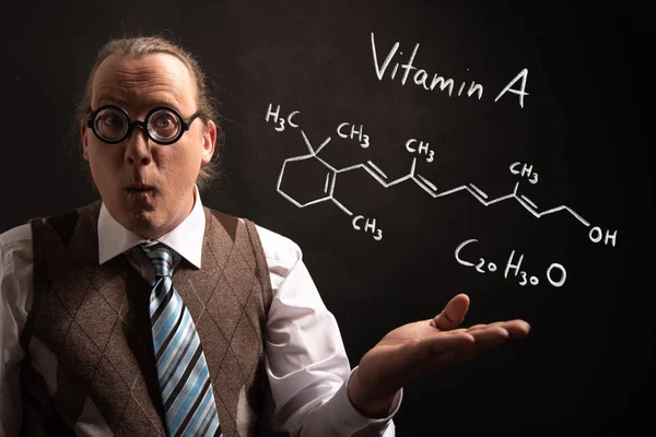 Professore che presenta la formula chimica disegnata a mano della vitamina A — Foto Stock