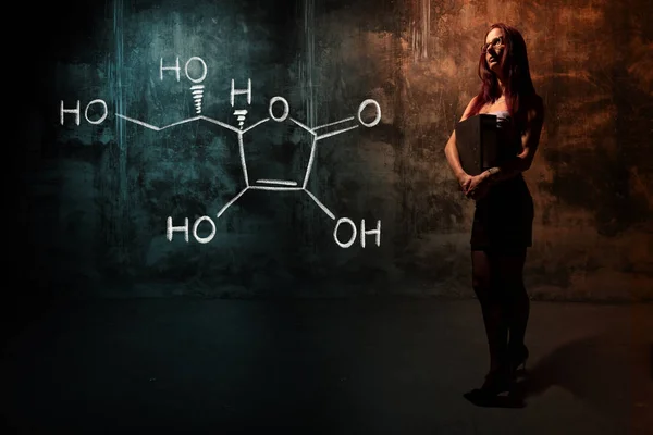 Sexy chica o secretaria o estudiante que presenta fórmula química dibujada a mano de vitamina C — Foto de Stock