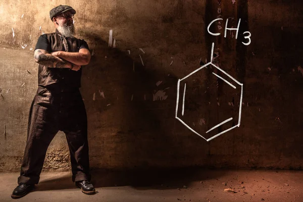 Bearded old man presenteert hand getekende chemische formule van tolueen — Stockfoto
