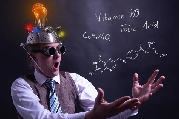 Nerd che presenta formula chimica disegnata a mano di vitamina B9 — Foto Stock