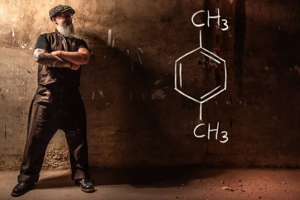 Homem velho barbudo apresentando fórmula química desenhada à mão de Xileno — Fotografia de Stock