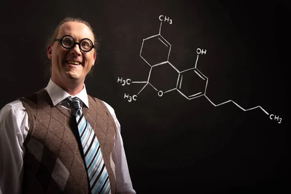 Profesor presentando fórmula química dibujada a mano de THC — Foto de Stock