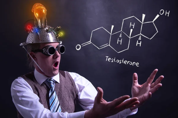 Nerd presentando fórmula química dibujada a mano de testosterona — Foto de Stock