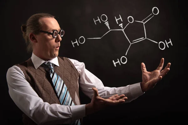 Professore che presenta la formula chimica disegnata a mano della vitamina C — Foto Stock