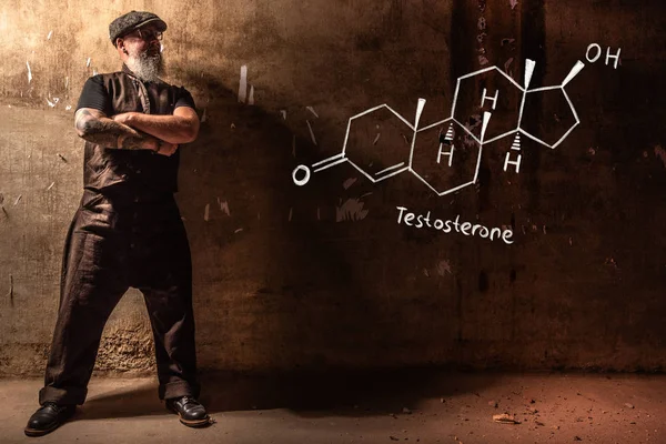 Hombre viejo barbudo que presenta fórmula química dibujada a mano de la testosterona — Foto de Stock