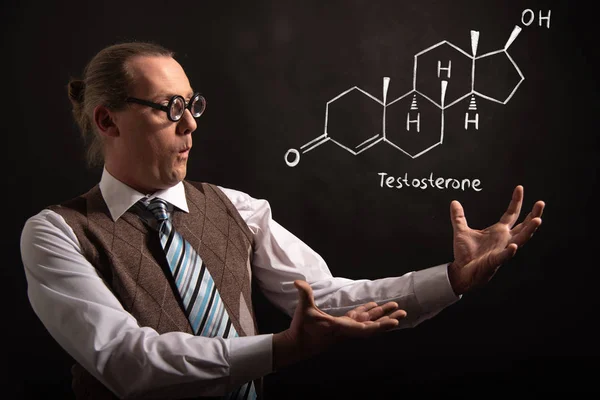 Profesor presentando fórmula química dibujada a mano de testosterona — Foto de Stock