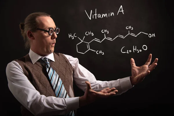 Profesor presentando fórmula química dibujada a mano de la vitamina A — Foto de Stock