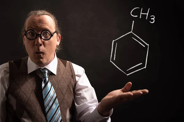 Professor apresentando fórmula química desenhada à mão de tolueno — Fotografia de Stock