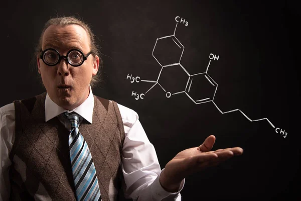 Professor präsentiert handgezeichnete chemische Formel von thc — Stockfoto