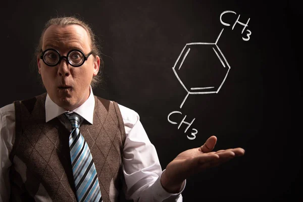 Profesor presentando fórmula química dibujada a mano de Xileno — Foto de Stock