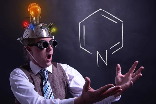 Nerd apresentando fórmula química desenhada à mão de piridina — Fotografia de Stock