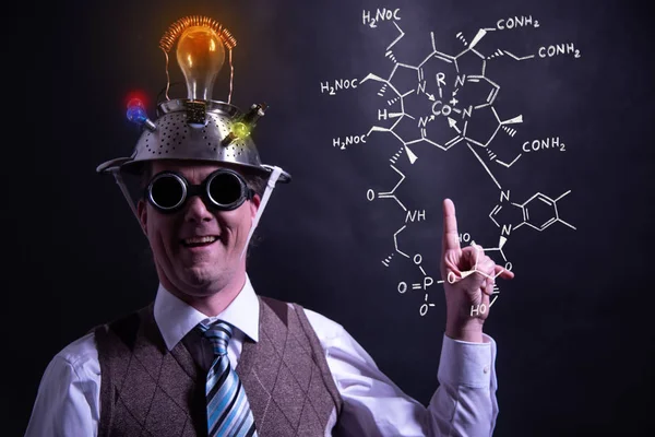 Nerd presenta fórmula química dibujada a mano de la vitamina B12 — Foto de Stock