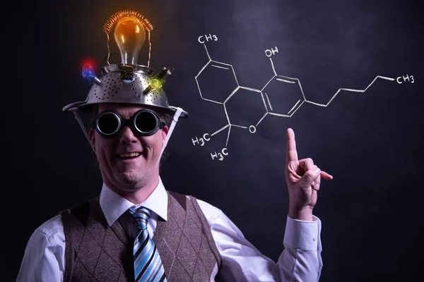 Nerd presenteert hand getekende chemische formule van THC — Stockfoto