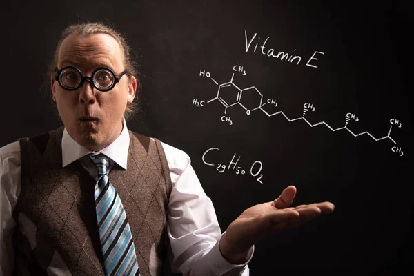 Profesor presentando fórmula química dibujada a mano de la vitamina E — Foto de Stock