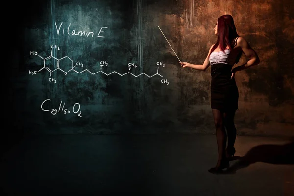 Sexy Mädchen oder Sekretärin oder Studentin präsentiert handgezeichnete chemische Formel von Vitamin E — Stockfoto