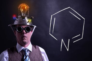 Nerd Pyridine el çizilmiş kimyasal formülü sunan