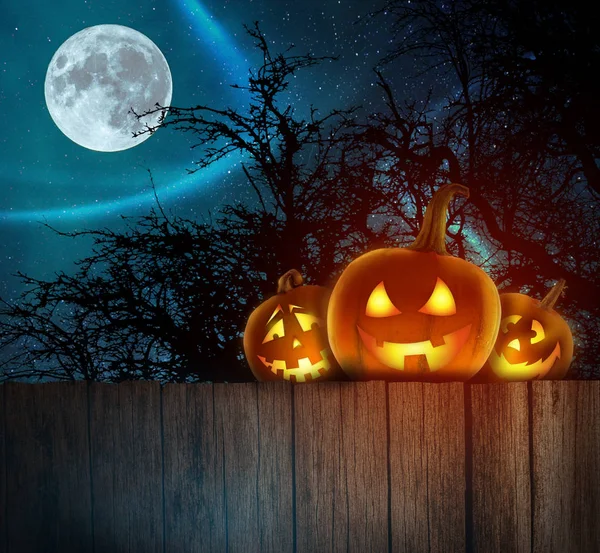 Calabazas de Halloween en madera. Fondo de Halloween en el bosque nocturno con luna . —  Fotos de Stock