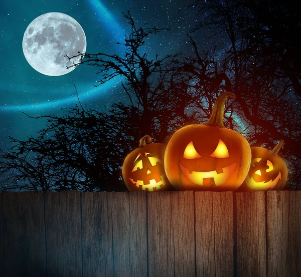 Zucche di Halloween su legno. Halloween sfondo di notte foresta con la luna . Foto Stock Royalty Free