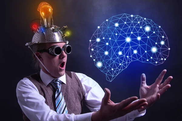 Nerd mit Zinnfolienhut präsentiert Symbol für künstliche Intelligenz — Stockfoto