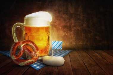 Bavyera Bayrak Oktoberfest ile Masada Bira ve Pretzel