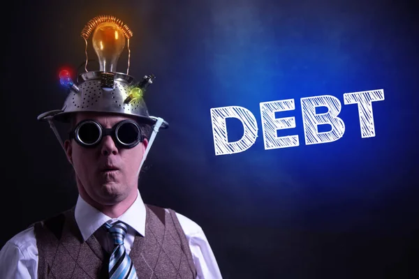 Nerd s plechovou fólií představující slovo symbol dluhu — Stock fotografie