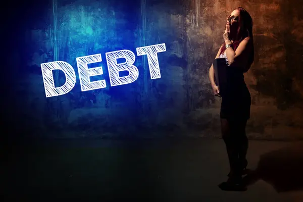 Sexy junge Sekretärin Student oder Lehrer präsentiert das Wort Schulden — Stockfoto