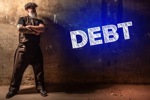 Alter Mann mit Bart präsentiert das Wort Schuldensymbol — Stockfoto