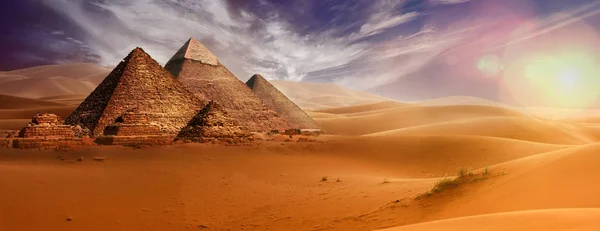 Pyramides de Giseh au Caire en Egypte désert sable soleil — Photo