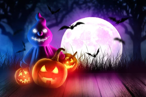 Abóboras de Halloween e fantasma assustador em madeira com morcegos e lua à noite com floresta — Fotografia de Stock
