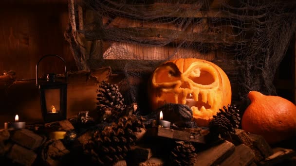 Dekorativní Halloween Uspořádání Dýní Lucernou Svíčkami Borovicovými Šiškami Dřevem Mlhou — Stock video