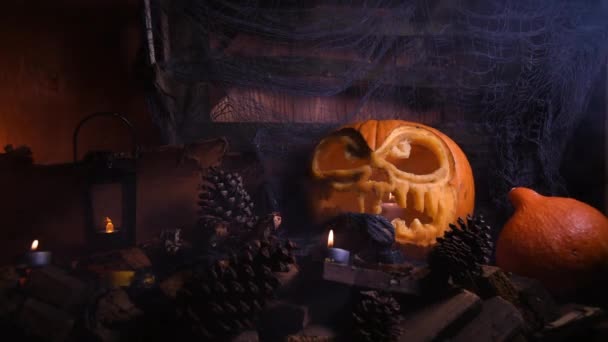 Decoratieve Halloween Arrangement Met Pompoen Lantaarn Kaarsen Dennenappels Hout Mist — Stockvideo