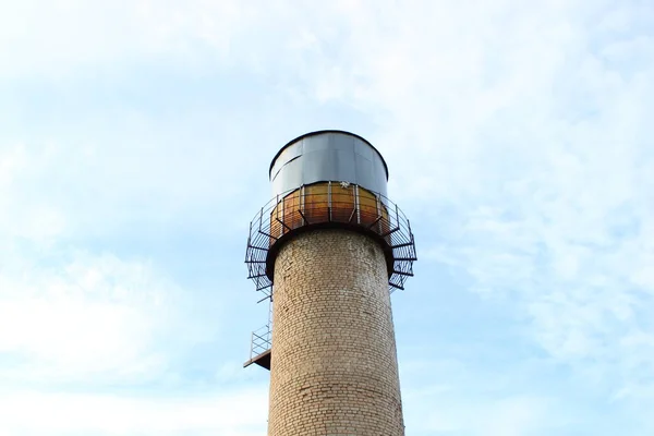 Antigua Torre Agua Con Tanque Metal Una Pared Ladrillo —  Fotos de Stock