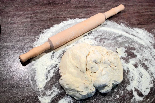 Ciasto Jest Obok Wałka Stole Przygotowanie Pieczenia — Zdjęcie stockowe
