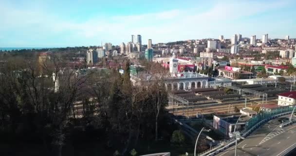 Flygande Över Järnvägsstationen Sochi — Stockvideo